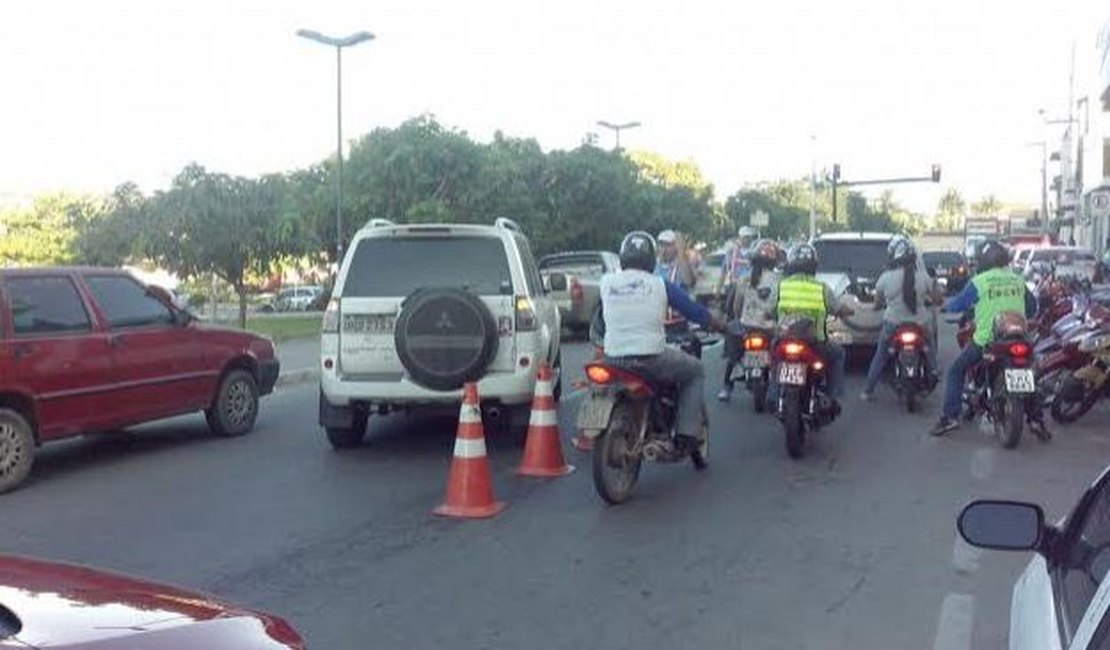 Colisão entre moto e carro deixa trânsito lento no Centro de Arapiraca