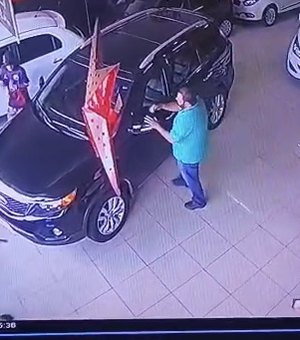 Vídeo mostra criminoso invadindo loja de veículos e efetuando disparos contra vítimas, em Arapiraca