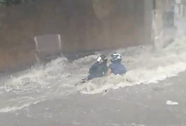 Vídeo. Casal cai de moto e é arrastado pelas águas da chuva em Arapiraca