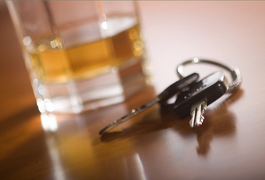 Motorista é preso após descer de carro segurando copo com bebida alcoólica em Arapiraca
