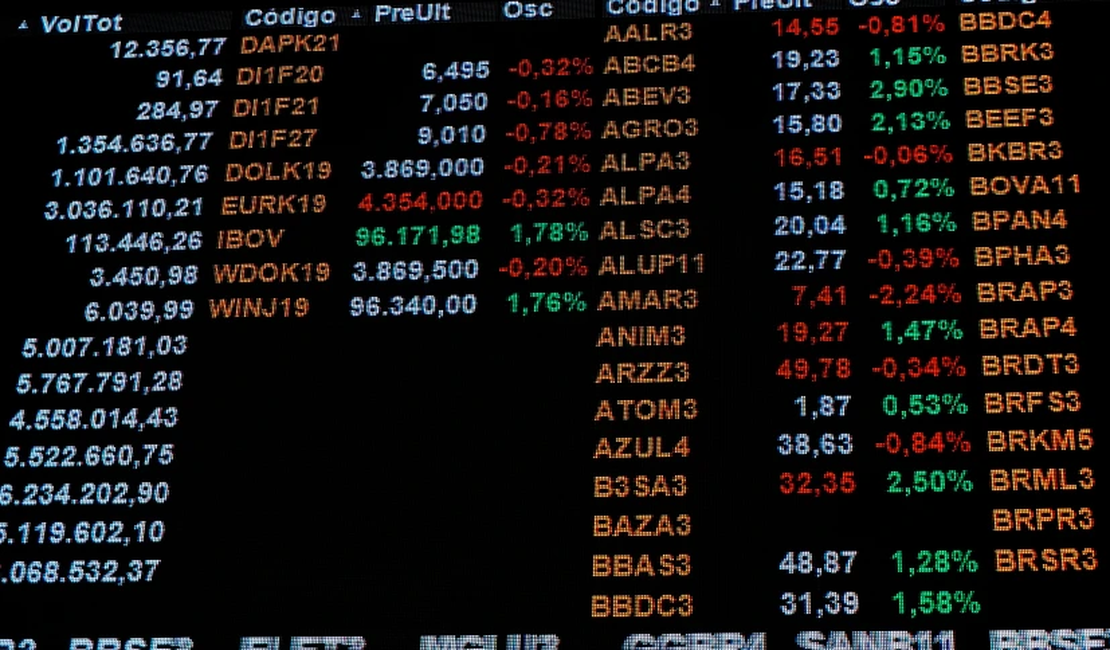 Ibovespa sobe e dólar recua nesta segunda-feira (16)