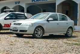 Bandidos abandonam veículo roubado e levam motocicleta em Arapiraca