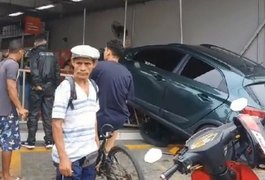 Motorista perde controle de carro após passar mal e invade loja