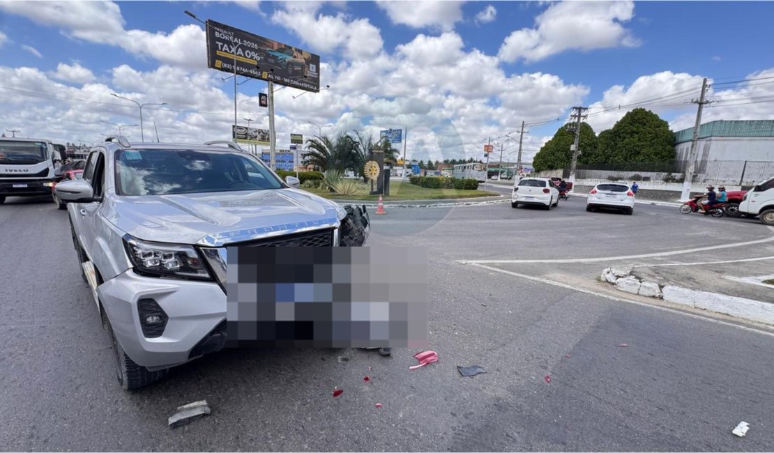Batida envolve dois veículos após motorista cruzar AL-110, no bairro Canafístula