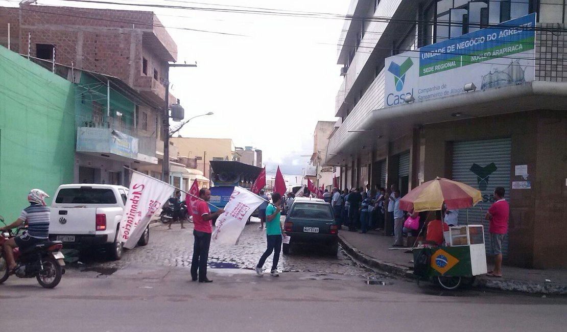 População protesta pelas ruas de Arapiraca contra a privatização da Casal