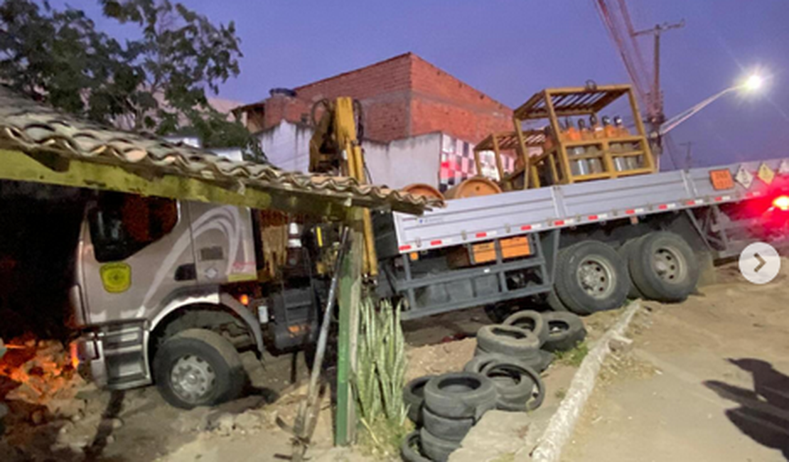 Caminhão fora de controle atinge imóvel às margens de avenida em Delmiro Gouveia