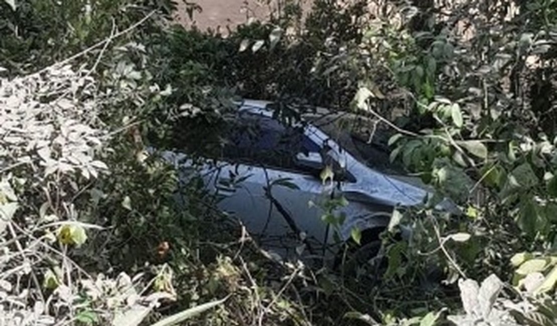 Carro cai em ribanceira e três pessoas ficam feridas