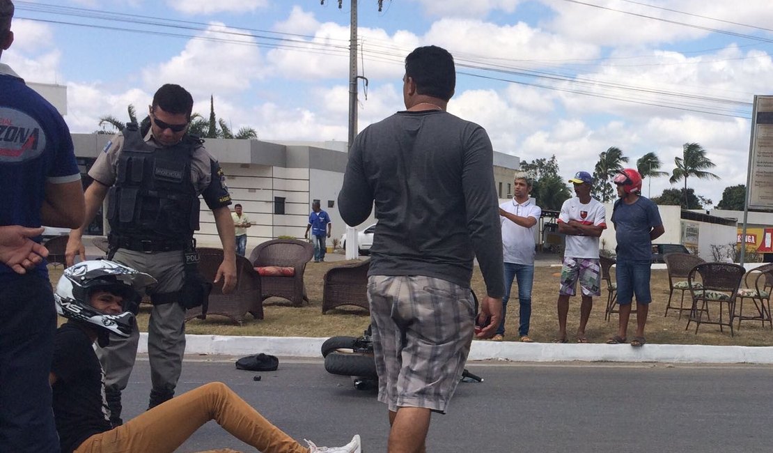 Jovem colide motocicleta em automóvel e fica ferido na AL 220, em Arapiraca