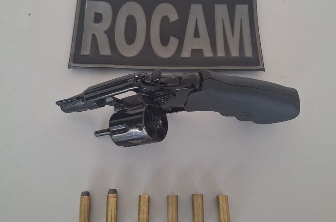 Jovem dá tiros em local público e é preso com revólver e munições em Arapiraca