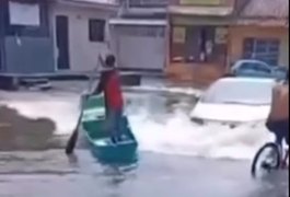 Homem quase é atingido por carro após cair de canoa, em Maceió; assista