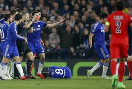 Com Ibra expulso, PSG elimina Chelsea com gols de zagueiros brasileiros