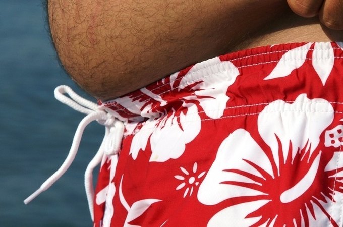 Não é só a idade: entenda por que a barriga do homem costuma aparecer depois dos 40