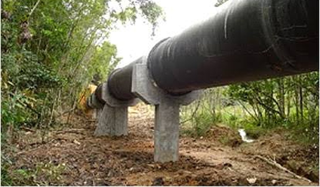 Casal paralisa novo Sistema Adutor do Agreste para retirada de vazamentos