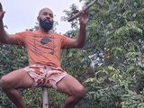 VÍDEO: Homem mostra equilíbrio ao ficar sentado em cima de pau e viraliza na internet