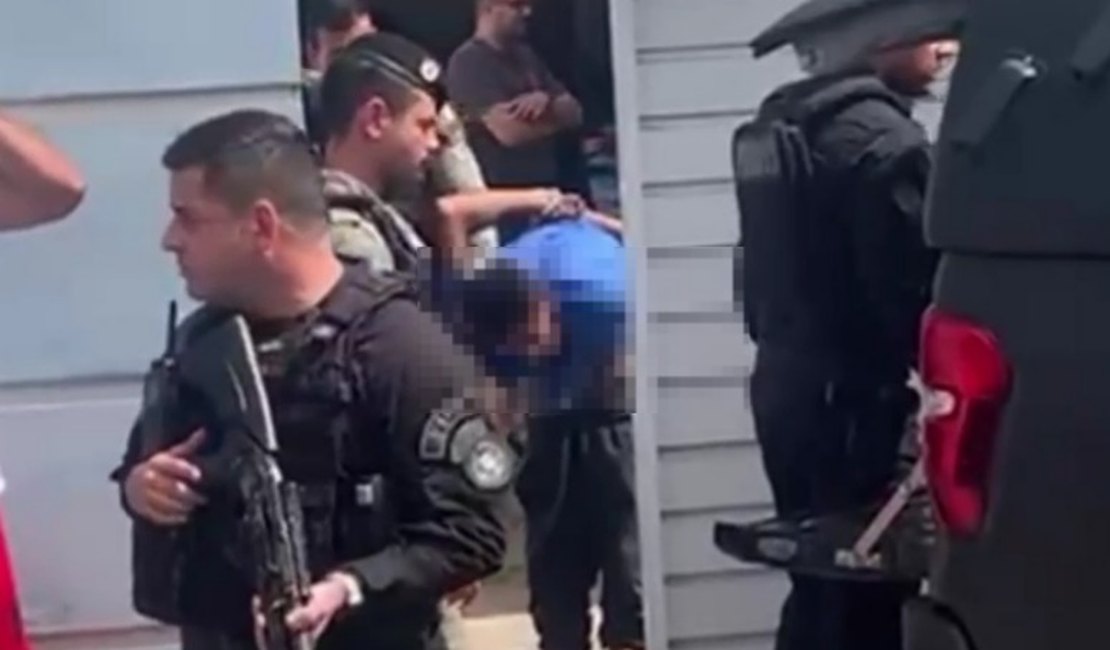 Suspeito de roubo de celular é perseguido, invade casas, é agredido por populares e preso, em Arapiraca