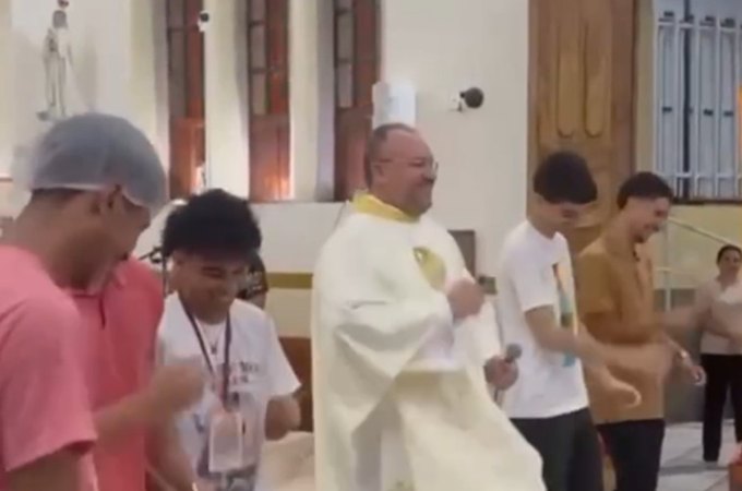 VÍDEO: Padre viraliza nas redes sociais ao dançar 'Passinho do Jamal' com jovens dentro da igreja