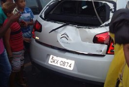 Vídeo: Papai Noel paraquedista colide em carro na chegada ao Shopping de Juazeiro-BA