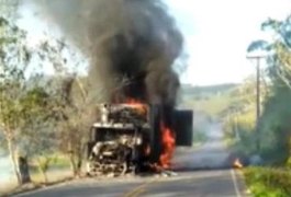 Vídeo. Caminhão com madeira pega fogo dois dias seguidos no interior de Alagoas