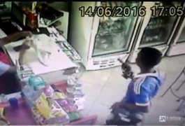 Vídeo mostra ação de assaltante em posto de combustíveis de Arapiraca