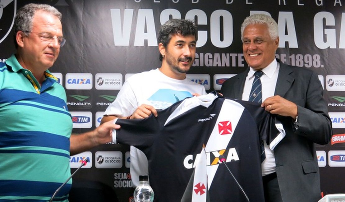 Douglas é apresentado no Vasco e diz: ‘Sempre fui Camisa 10.’