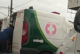 Colisão entre van, caçamba e ambulância deixa ferido em Arapiraca