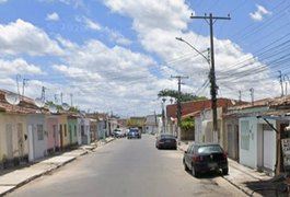 Jovem de 21 anos é socorrido após colisão entre carro e moto em Arapiraca