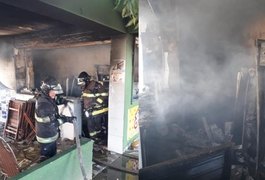 Incêndio destrói lanchonete e deixa jovem ferido em Maceió