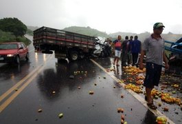 Caminhões colidem e carga se espalha pela rodovia BR-104, em Alagoas