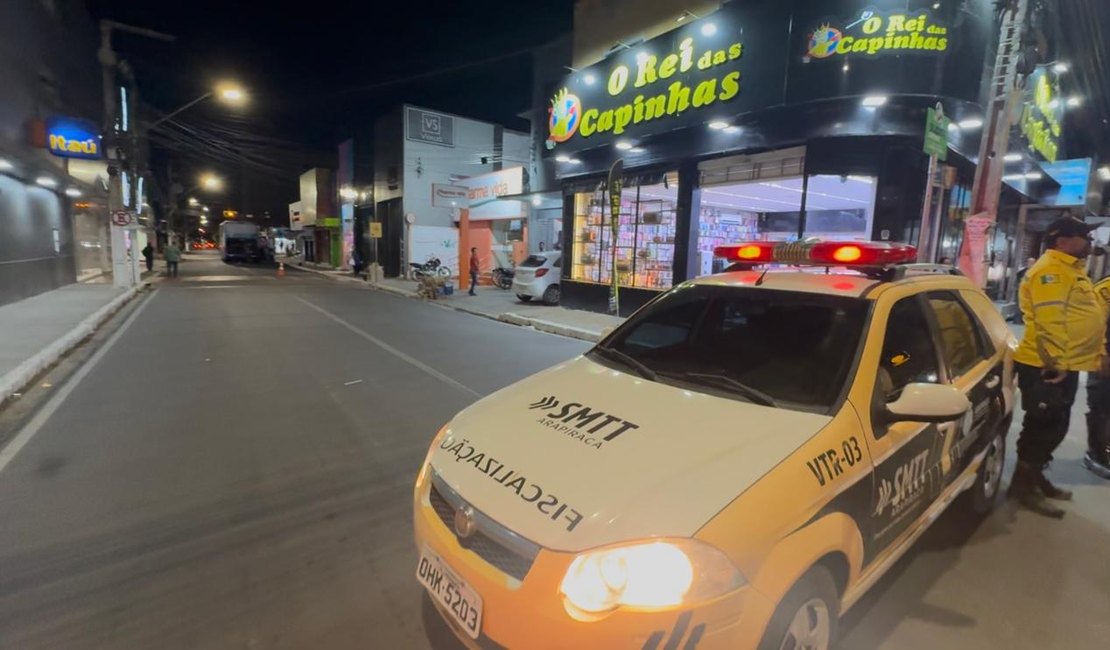 Ônibus de turismo quebra e deixa trânsito lento no Centro de Arapiraca