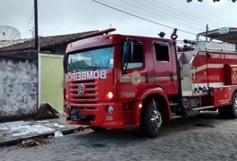 Carro pega fogo nas proximidades do shopping, em Arapiraca