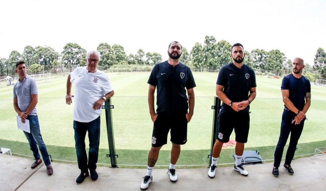 Novo técnico, Danilo é apresentado ao elenco sub-23 do Corinthians