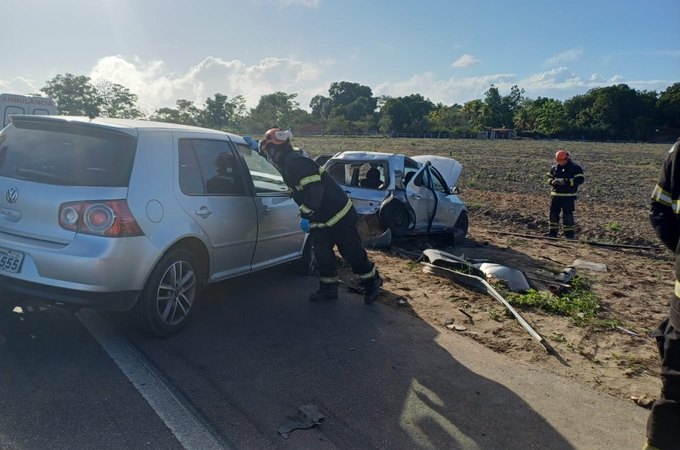 Colisão envolve dois carros e deixa ao menos quatro pessoas feridas em Atalaia