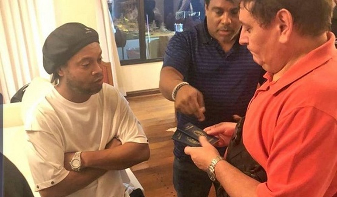 Juiz decide que Ronaldinho e irmão devem ser investigados por uso de documentos falsos