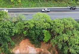 Cratera na Ladeira do Catolé faz DINT interditar trecho da BR-316 para veículos pesados, entre Satuba e Maceió