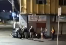 Batida envolvendo carro e moto de trabalhador por aplicativo é registrada no Centro de Arapiraca