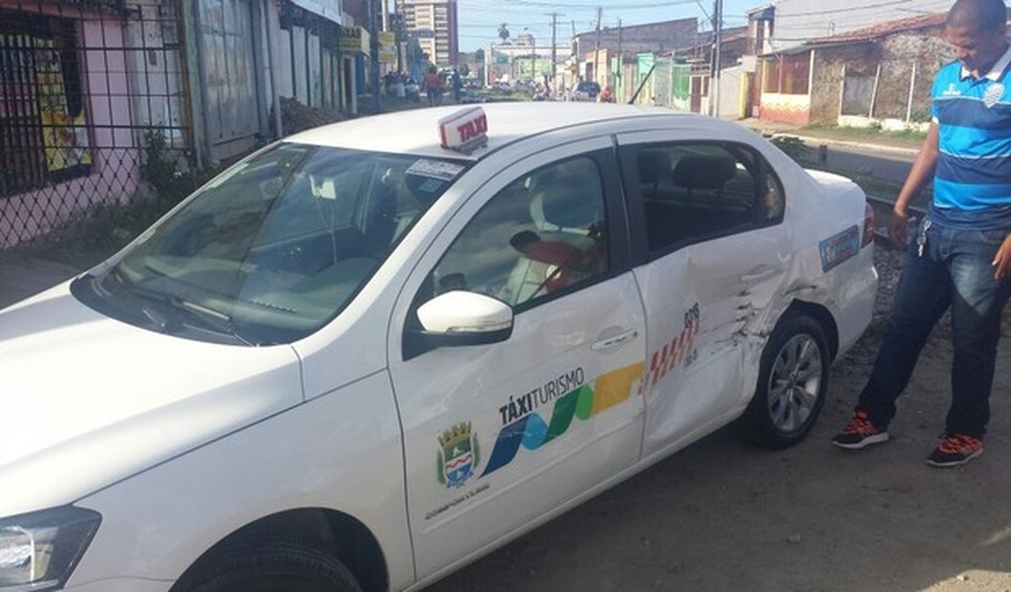 Taxista tenta cruzar linha férrea e veículo é atingido por trem em Maceió