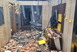 Casa fica completamente destruída após ser atingida por incêndio, em Maceió