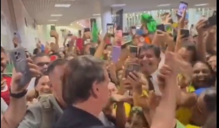 Bolsonaristas recepcionam Bolsonaro no Aeroporto Zumbi dos Palmares