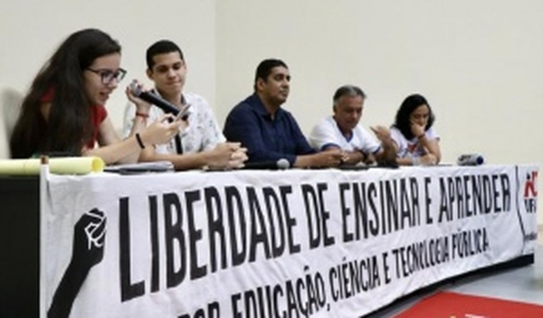 Professores da Ufal ameaçam greve em protesto contra contingenciamento de verbas