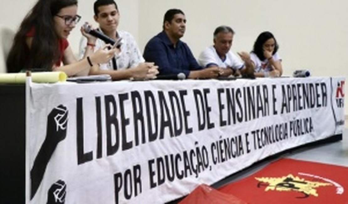 Professores da Ufal ameaçam greve em protesto contra contingenciamento de verbas