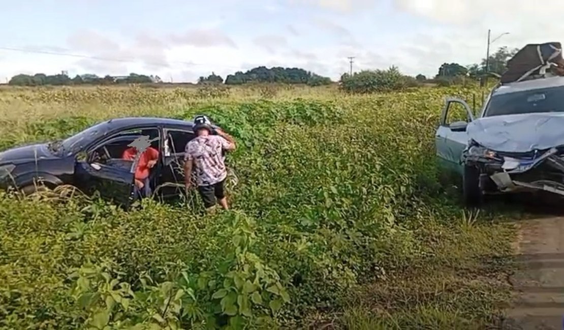 Colisão entre dois carros é registrada em trecho da AL-115, na zona rural de Arapiraca