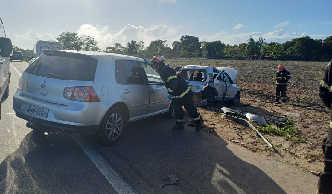 Colisão envolve dois carros e deixa duas pessoas feridas em Atalaia