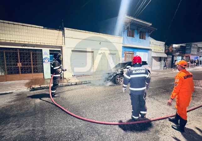 Land Rover Evoque pega fogo e tem parte dianteira destruída em Arapiraca