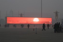 Tomada por poluição, China transmite nascer do sol por telas de LED