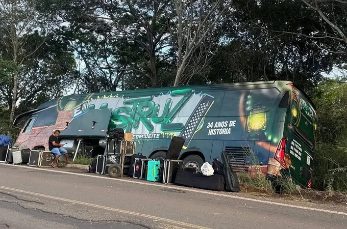Ônibus da banda Mastruz com Leite se envolve em acidente na BR 226, no Maranhão