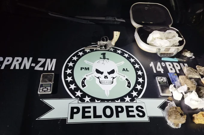 PM flagra mãe e filha com arma e um quilo de drogas no interior de Alagoas