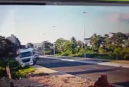 Carreta perde o controle e cai em buraco na Marginal do Piauí, em Arapiraca