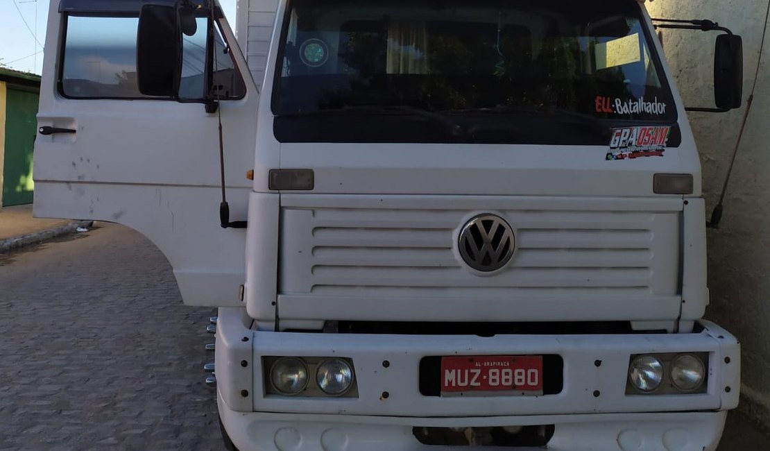 Caminhão roubado nesta sexta-feira (12) é abandonado e levado para a delegacia de Carpina, em Pernambuco