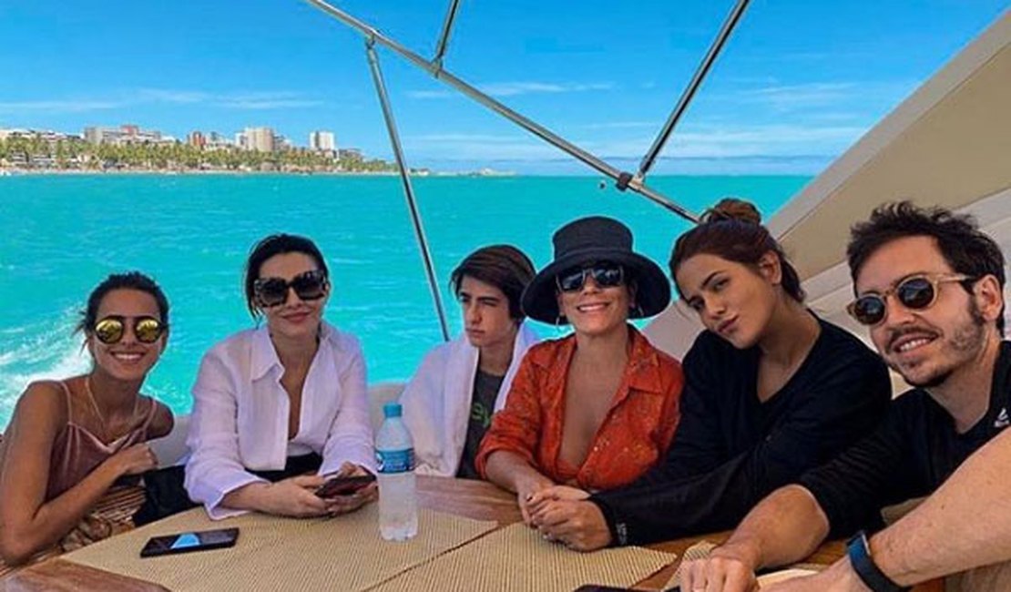 Glória Pires desfruta das belezas naturais de Alagoas com a família