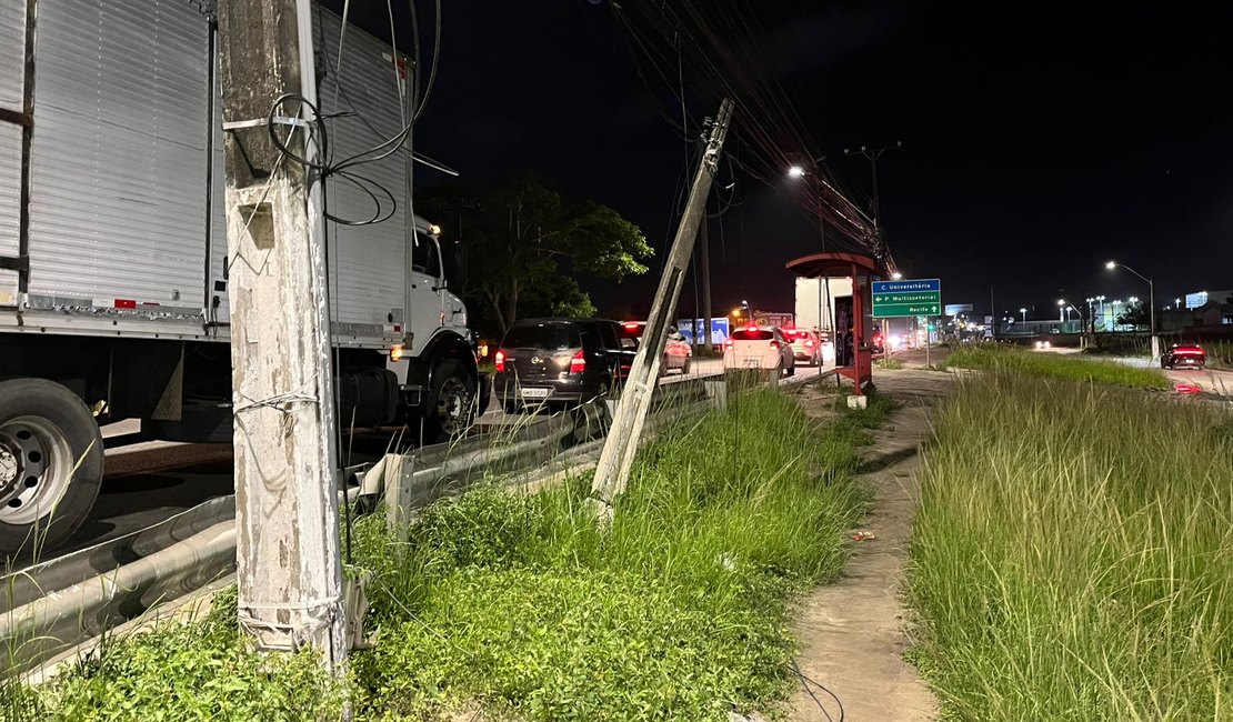 Moradores do Residencial Tabuleiro do Martins Pedem Reparos em Poste com Risco de Queda na Via Expressa